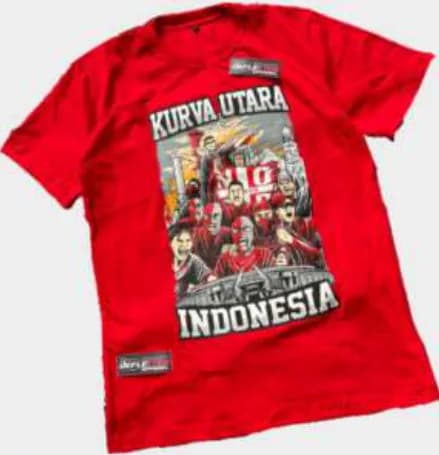 Kaos merah Kurva Utara dengan ilustrasi suporter